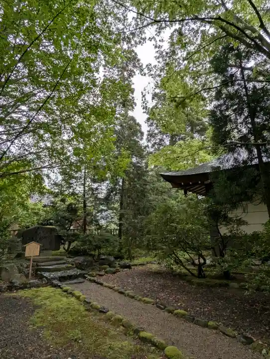 越中一宮 髙瀬神社の{uncategorized: "未分類", other: "その他", undefined: "問題あり", building: "その他建物", grave: "お墓", sacred_gate: "鳥居", guardian: "狛犬", statue: "像", buddha: "仏像", history: "歴史", nature: "自然", garden: "庭園", animal: "動物", pagoda: "塔", temizu: "手水舎", mountain_gate: "山門・神門", sanctuary: "本殿・本堂", subordinate: "末社・摂社", art: "芸術", scenery: "景色", jizo: "地蔵", ema: "絵馬", goshuin: "御朱印", omikuji: "おみくじ", items: "授与品その他", amulet: "お守り", goshuincho: "御朱印帳", eats: "食事", festival: "お祭り", votive_dance: "神楽", shichigosan: "七五三参", wedding: "結婚式", experience: "体験その他", initially: "初詣", around: "周辺", anti_infection: "感染症対策"}