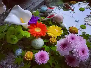 滑川神社 - 仕事と子どもの守り神の手水舎(2022年05月27日(金) 16時23分32秒投稿)