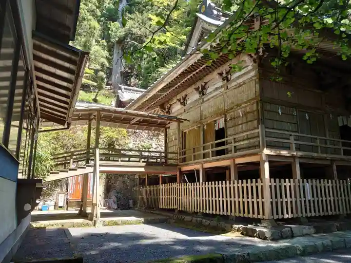 高根白山神社の本殿・本堂