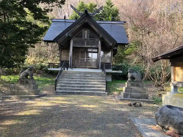 獅子内神社の{uncategorized: "未分類", other: "その他", undefined: "問題あり", building: "その他建物", grave: "お墓", sacred_gate: "鳥居", guardian: "狛犬", statue: "像", buddha: "仏像", history: "歴史", nature: "自然", garden: "庭園", animal: "動物", pagoda: "塔", temizu: "手水舎", mountain_gate: "山門・神門", sanctuary: "本殿・本堂", subordinate: "末社・摂社", art: "芸術", scenery: "景色", jizo: "地蔵", ema: "絵馬", goshuin: "御朱印", omikuji: "おみくじ", items: "授与品その他", amulet: "お守り", goshuincho: "御朱印帳", eats: "食事", festival: "お祭り", votive_dance: "神楽", shichigosan: "七五三参", wedding: "結婚式", experience: "体験その他", initially: "初詣", around: "周辺", anti_infection: "感染症対策"}