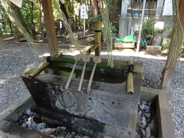 座間神社の手水舎