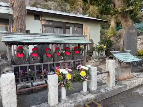 玉縄首塚（鎌倉の史蹟）の{uncategorized: "未分類", other: "その他", undefined: "問題あり", building: "その他建物", grave: "お墓", sacred_gate: "鳥居", guardian: "狛犬", statue: "像", buddha: "仏像", history: "歴史", nature: "自然", garden: "庭園", animal: "動物", pagoda: "塔", temizu: "手水舎", mountain_gate: "山門・神門", sanctuary: "本殿・本堂", subordinate: "末社・摂社", art: "芸術", scenery: "景色", jizo: "地蔵", ema: "絵馬", goshuin: "御朱印", omikuji: "おみくじ", items: "授与品その他", amulet: "お守り", goshuincho: "御朱印帳", eats: "食事", festival: "お祭り", votive_dance: "神楽", shichigosan: "七五三参", wedding: "結婚式", experience: "体験その他", initially: "初詣", around: "周辺", anti_infection: "感染症対策"}