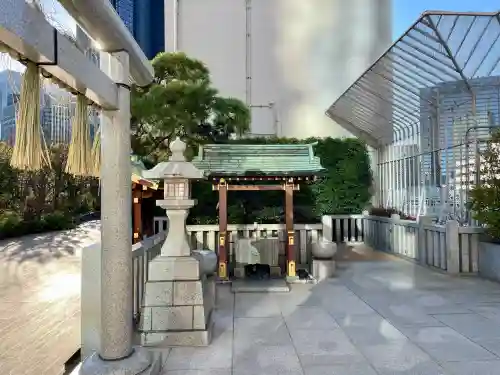 三囲神社（三圍神社）日本橋摂社の{uncategorized: "未分類", other: "その他", undefined: "問題あり", building: "その他建物", grave: "お墓", sacred_gate: "鳥居", guardian: "狛犬", statue: "像", buddha: "仏像", history: "歴史", nature: "自然", garden: "庭園", animal: "動物", pagoda: "塔", temizu: "手水舎", mountain_gate: "山門・神門", sanctuary: "本殿・本堂", subordinate: "末社・摂社", art: "芸術", scenery: "景色", jizo: "地蔵", ema: "絵馬", goshuin: "御朱印", omikuji: "おみくじ", items: "授与品その他", amulet: "お守り", goshuincho: "御朱印帳", eats: "食事", festival: "お祭り", votive_dance: "神楽", shichigosan: "七五三参", wedding: "結婚式", experience: "体験その他", initially: "初詣", around: "周辺", anti_infection: "感染症対策"}