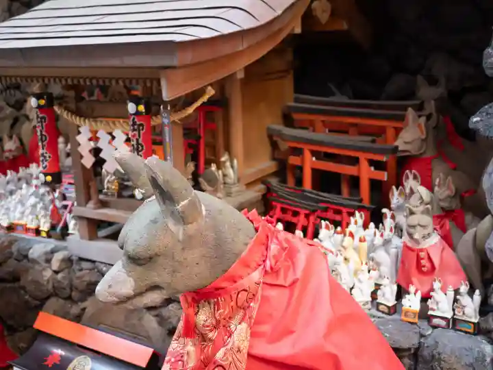 東京羽田 穴守稲荷神社の{uncategorized: "未分類", other: "その他", undefined: "問題あり", building: "その他建物", grave: "お墓", sacred_gate: "鳥居", guardian: "狛犬", statue: "像", buddha: "仏像", history: "歴史", nature: "自然", garden: "庭園", animal: "動物", pagoda: "塔", temizu: "手水舎", mountain_gate: "山門・神門", sanctuary: "本殿・本堂", subordinate: "末社・摂社", art: "芸術", scenery: "景色", jizo: "地蔵", ema: "絵馬", goshuin: "御朱印", omikuji: "おみくじ", items: "授与品その他", amulet: "お守り", goshuincho: "御朱印帳", eats: "食事", festival: "お祭り", votive_dance: "神楽", shichigosan: "七五三参", wedding: "結婚式", experience: "体験その他", initially: "初詣", around: "周辺", anti_infection: "感染症対策"}