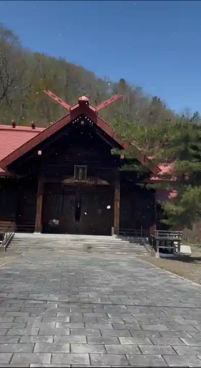 遠軽神社の{uncategorized: "未分類", other: "その他", undefined: "問題あり", building: "その他建物", grave: "お墓", sacred_gate: "鳥居", guardian: "狛犬", statue: "像", buddha: "仏像", history: "歴史", nature: "自然", garden: "庭園", animal: "動物", pagoda: "塔", temizu: "手水舎", mountain_gate: "山門・神門", sanctuary: "本殿・本堂", subordinate: "末社・摂社", art: "芸術", scenery: "景色", jizo: "地蔵", ema: "絵馬", goshuin: "御朱印", omikuji: "おみくじ", items: "授与品その他", amulet: "お守り", goshuincho: "御朱印帳", eats: "食事", festival: "お祭り", votive_dance: "神楽", shichigosan: "七五三参", wedding: "結婚式", experience: "体験その他", initially: "初詣", around: "周辺", anti_infection: "感染症対策"}