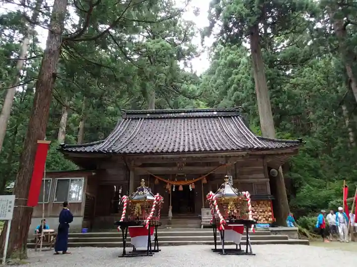 雄山神社中宮祈願殿の本殿・本堂