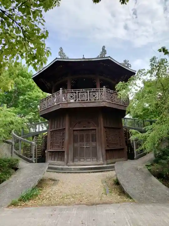徳林寺の{uncategorized: "未分類", other: "その他", undefined: "問題あり", building: "その他建物", grave: "お墓", sacred_gate: "鳥居", guardian: "狛犬", statue: "像", buddha: "仏像", history: "歴史", nature: "自然", garden: "庭園", animal: "動物", pagoda: "塔", temizu: "手水舎", mountain_gate: "山門・神門", sanctuary: "本殿・本堂", subordinate: "末社・摂社", art: "芸術", scenery: "景色", jizo: "地蔵", ema: "絵馬", goshuin: "御朱印", omikuji: "おみくじ", items: "授与品その他", amulet: "お守り", goshuincho: "御朱印帳", eats: "食事", festival: "お祭り", votive_dance: "神楽", shichigosan: "七五三参", wedding: "結婚式", experience: "体験その他", initially: "初詣", around: "周辺", anti_infection: "感染症対策"}