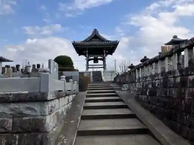 本興寺の{uncategorized: "未分類", other: "その他", undefined: "問題あり", building: "その他建物", grave: "お墓", sacred_gate: "鳥居", guardian: "狛犬", statue: "像", buddha: "仏像", history: "歴史", nature: "自然", garden: "庭園", animal: "動物", pagoda: "塔", temizu: "手水舎", mountain_gate: "山門・神門", sanctuary: "本殿・本堂", subordinate: "末社・摂社", art: "芸術", scenery: "景色", jizo: "地蔵", ema: "絵馬", goshuin: "御朱印", omikuji: "おみくじ", items: "授与品その他", amulet: "お守り", goshuincho: "御朱印帳", eats: "食事", festival: "お祭り", votive_dance: "神楽", shichigosan: "七五三参", wedding: "結婚式", experience: "体験その他", initially: "初詣", around: "周辺", anti_infection: "感染症対策"}