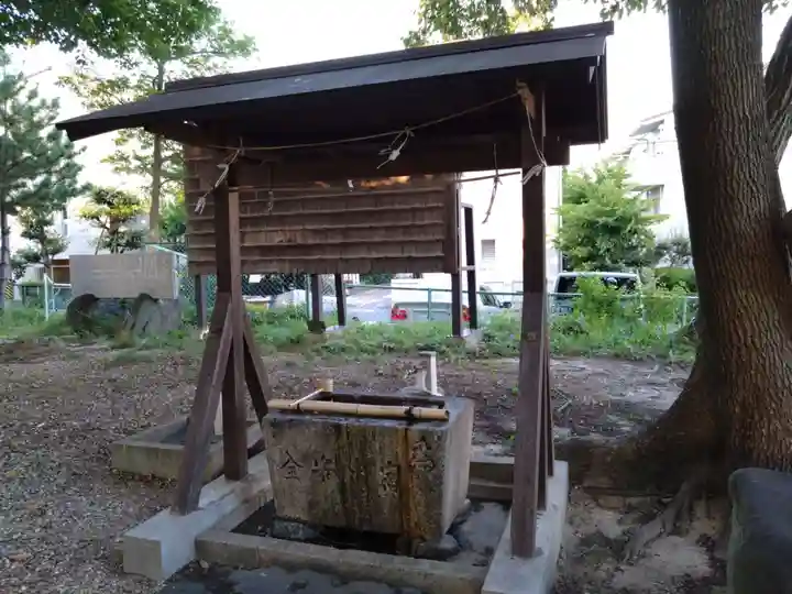 神明社の手水舎