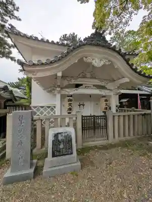 楠珺社（住吉大社末社）の{uncategorized: "未分類", other: "その他", undefined: "問題あり", building: "その他建物", grave: "お墓", sacred_gate: "鳥居", guardian: "狛犬", statue: "像", buddha: "仏像", history: "歴史", nature: "自然", garden: "庭園", animal: "動物", pagoda: "塔", temizu: "手水舎", mountain_gate: "山門・神門", sanctuary: "本殿・本堂", subordinate: "末社・摂社", art: "芸術", scenery: "景色", jizo: "地蔵", ema: "絵馬", goshuin: "御朱印", omikuji: "おみくじ", items: "授与品その他", amulet: "お守り", goshuincho: "御朱印帳", eats: "食事", festival: "お祭り", votive_dance: "神楽", shichigosan: "七五三参", wedding: "結婚式", experience: "体験その他", initially: "初詣", around: "周辺", anti_infection: "感染症対策"}