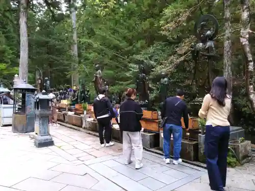 高野山金剛峯寺奥の院の{uncategorized: "未分類", other: "その他", undefined: "問題あり", building: "その他建物", grave: "お墓", sacred_gate: "鳥居", guardian: "狛犬", statue: "像", buddha: "仏像", history: "歴史", nature: "自然", garden: "庭園", animal: "動物", pagoda: "塔", temizu: "手水舎", mountain_gate: "山門・神門", sanctuary: "本殿・本堂", subordinate: "末社・摂社", art: "芸術", scenery: "景色", jizo: "地蔵", ema: "絵馬", goshuin: "御朱印", omikuji: "おみくじ", items: "授与品その他", amulet: "お守り", goshuincho: "御朱印帳", eats: "食事", festival: "お祭り", votive_dance: "神楽", shichigosan: "七五三参", wedding: "結婚式", experience: "体験その他", initially: "初詣", around: "周辺", anti_infection: "感染症対策"}
