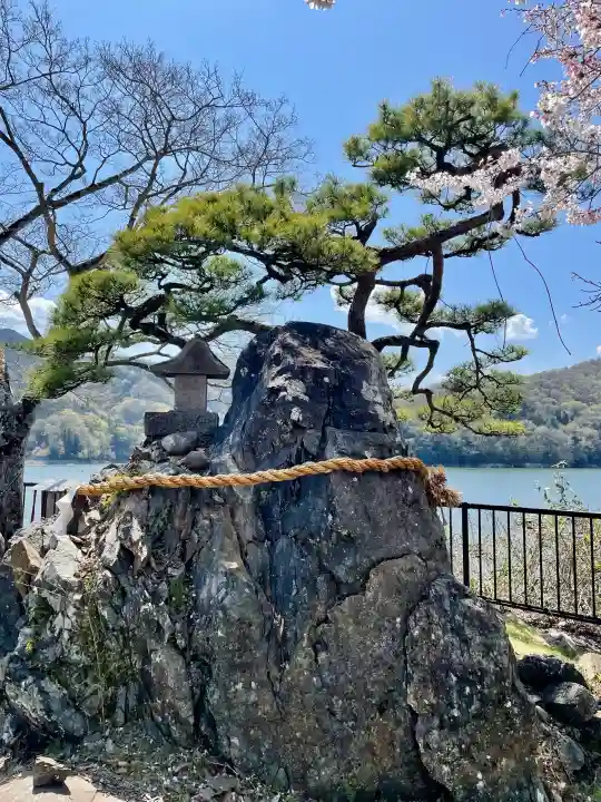 御供岩の{uncategorized: "未分類", other: "その他", undefined: "問題あり", building: "その他建物", grave: "お墓", sacred_gate: "鳥居", guardian: "狛犬", statue: "像", buddha: "仏像", history: "歴史", nature: "自然", garden: "庭園", animal: "動物", pagoda: "塔", temizu: "手水舎", mountain_gate: "山門・神門", sanctuary: "本殿・本堂", subordinate: "末社・摂社", art: "芸術", scenery: "景色", jizo: "地蔵", ema: "絵馬", goshuin: "御朱印", omikuji: "おみくじ", items: "授与品その他", amulet: "お守り", goshuincho: "御朱印帳", eats: "食事", festival: "お祭り", votive_dance: "神楽", shichigosan: "七五三参", wedding: "結婚式", experience: "体験その他", initially: "初詣", around: "周辺", anti_infection: "感染症対策"}
