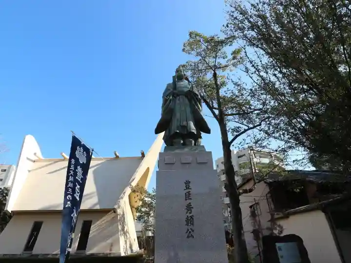 玉造稲荷神社の像