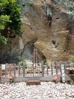 花窟神社の{uncategorized: "未分類", other: "その他", undefined: "問題あり", building: "その他建物", grave: "お墓", sacred_gate: "鳥居", guardian: "狛犬", statue: "像", buddha: "仏像", history: "歴史", nature: "自然", garden: "庭園", animal: "動物", pagoda: "塔", temizu: "手水舎", mountain_gate: "山門・神門", sanctuary: "本殿・本堂", subordinate: "末社・摂社", art: "芸術", scenery: "景色", jizo: "地蔵", ema: "絵馬", goshuin: "御朱印", omikuji: "おみくじ", items: "授与品その他", amulet: "お守り", goshuincho: "御朱印帳", eats: "食事", festival: "お祭り", votive_dance: "神楽", shichigosan: "七五三参", wedding: "結婚式", experience: "体験その他", initially: "初詣", around: "周辺", anti_infection: "感染症対策"}