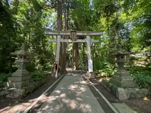 十和田神社の{uncategorized: "未分類", other: "その他", undefined: "問題あり", building: "その他建物", grave: "お墓", sacred_gate: "鳥居", guardian: "狛犬", statue: "像", buddha: "仏像", history: "歴史", nature: "自然", garden: "庭園", animal: "動物", pagoda: "塔", temizu: "手水舎", mountain_gate: "山門・神門", sanctuary: "本殿・本堂", subordinate: "末社・摂社", art: "芸術", scenery: "景色", jizo: "地蔵", ema: "絵馬", goshuin: "御朱印", omikuji: "おみくじ", items: "授与品その他", amulet: "お守り", goshuincho: "御朱印帳", eats: "食事", festival: "お祭り", votive_dance: "神楽", shichigosan: "七五三参", wedding: "結婚式", experience: "体験その他", initially: "初詣", around: "周辺", anti_infection: "感染症対策"}
