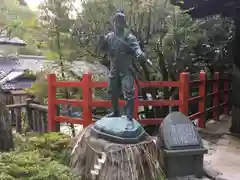 八大神社の像