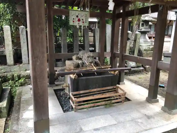 宇流冨志禰神社の手水舎