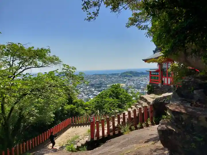 神倉神社(熊野速玉大社摂社)の{uncategorized: "未分類", other: "その他", undefined: "問題あり", building: "その他建物", grave: "お墓", sacred_gate: "鳥居", guardian: "狛犬", statue: "像", buddha: "仏像", history: "歴史", nature: "自然", garden: "庭園", animal: "動物", pagoda: "塔", temizu: "手水舎", mountain_gate: "山門・神門", sanctuary: "本殿・本堂", subordinate: "末社・摂社", art: "芸術", scenery: "景色", jizo: "地蔵", ema: "絵馬", goshuin: "御朱印", omikuji: "おみくじ", items: "授与品その他", amulet: "お守り", goshuincho: "御朱印帳", eats: "食事", festival: "お祭り", votive_dance: "神楽", shichigosan: "七五三参", wedding: "結婚式", experience: "体験その他", initially: "初詣", around: "周辺", anti_infection: "感染症対策"}