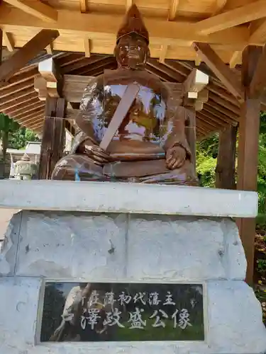 戸澤神社の像