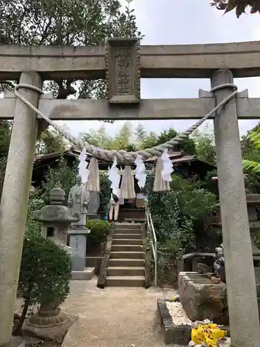 横浜御嶽神社の鳥居