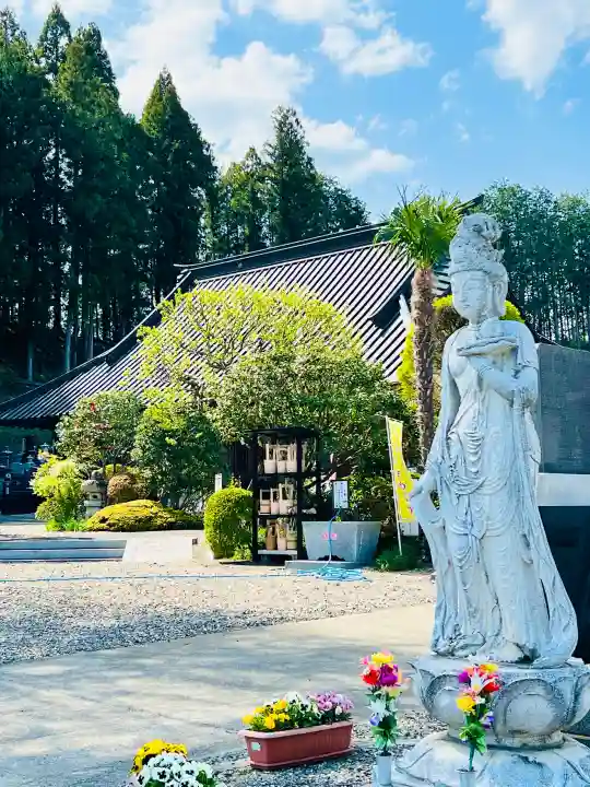 江畔寺の{uncategorized: "未分類", other: "その他", undefined: "問題あり", building: "その他建物", grave: "お墓", sacred_gate: "鳥居", guardian: "狛犬", statue: "像", buddha: "仏像", history: "歴史", nature: "自然", garden: "庭園", animal: "動物", pagoda: "塔", temizu: "手水舎", mountain_gate: "山門・神門", sanctuary: "本殿・本堂", subordinate: "末社・摂社", art: "芸術", scenery: "景色", jizo: "地蔵", ema: "絵馬", goshuin: "御朱印", omikuji: "おみくじ", items: "授与品その他", amulet: "お守り", goshuincho: "御朱印帳", eats: "食事", festival: "お祭り", votive_dance: "神楽", shichigosan: "七五三参", wedding: "結婚式", experience: "体験その他", initially: "初詣", around: "周辺", anti_infection: "感染症対策"}