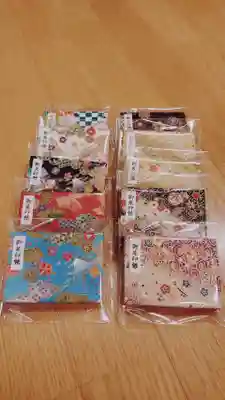 手作りのミニ御朱印帳です^ ^今回は頑張って10冊作って下さいました❗️
どれも趣味がいいというか、
柄が細かくて、
良い感じです❣️