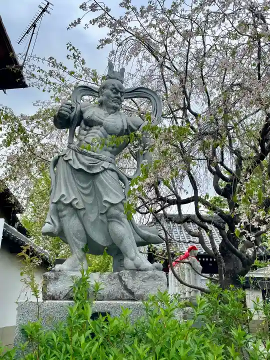 九品寺の{uncategorized: "未分類", other: "その他", undefined: "問題あり", building: "その他建物", grave: "お墓", sacred_gate: "鳥居", guardian: "狛犬", statue: "像", buddha: "仏像", history: "歴史", nature: "自然", garden: "庭園", animal: "動物", pagoda: "塔", temizu: "手水舎", mountain_gate: "山門・神門", sanctuary: "本殿・本堂", subordinate: "末社・摂社", art: "芸術", scenery: "景色", jizo: "地蔵", ema: "絵馬", goshuin: "御朱印", omikuji: "おみくじ", items: "授与品その他", amulet: "お守り", goshuincho: "御朱印帳", eats: "食事", festival: "お祭り", votive_dance: "神楽", shichigosan: "七五三参", wedding: "結婚式", experience: "体験その他", initially: "初詣", around: "周辺", anti_infection: "感染症対策"}