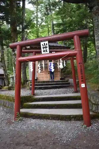 新屋山神社奥宮の鳥居