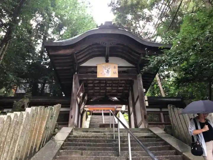 往馬坐伊古麻都比古神社の山門・神門