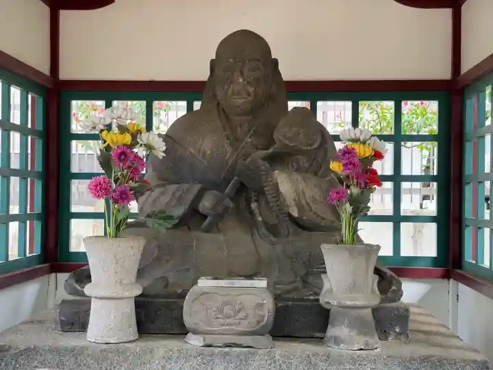 寛永寺(根本中堂)の{uncategorized: "未分類", other: "その他", undefined: "問題あり", building: "その他建物", grave: "お墓", sacred_gate: "鳥居", guardian: "狛犬", statue: "像", buddha: "仏像", history: "歴史", nature: "自然", garden: "庭園", animal: "動物", pagoda: "塔", temizu: "手水舎", mountain_gate: "山門・神門", sanctuary: "本殿・本堂", subordinate: "末社・摂社", art: "芸術", scenery: "景色", jizo: "地蔵", ema: "絵馬", goshuin: "御朱印", omikuji: "おみくじ", items: "授与品その他", amulet: "お守り", goshuincho: "御朱印帳", eats: "食事", festival: "お祭り", votive_dance: "神楽", shichigosan: "七五三参", wedding: "結婚式", experience: "体験その他", initially: "初詣", around: "周辺", anti_infection: "感染症対策"}