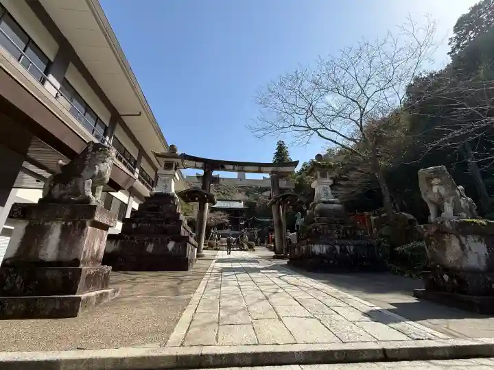 伊奈波神社の{uncategorized: "未分類", other: "その他", undefined: "問題あり", building: "その他建物", grave: "お墓", sacred_gate: "鳥居", guardian: "狛犬", statue: "像", buddha: "仏像", history: "歴史", nature: "自然", garden: "庭園", animal: "動物", pagoda: "塔", temizu: "手水舎", mountain_gate: "山門・神門", sanctuary: "本殿・本堂", subordinate: "末社・摂社", art: "芸術", scenery: "景色", jizo: "地蔵", ema: "絵馬", goshuin: "御朱印", omikuji: "おみくじ", items: "授与品その他", amulet: "お守り", goshuincho: "御朱印帳", eats: "食事", festival: "お祭り", votive_dance: "神楽", shichigosan: "七五三参", wedding: "結婚式", experience: "体験その他", initially: "初詣", around: "周辺", anti_infection: "感染症対策"}
