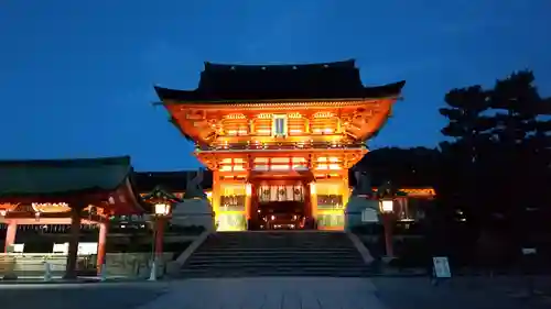 伏見稲荷大社の山門・神門