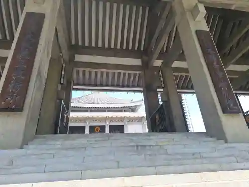 本願寺津村別院の{uncategorized: "未分類", other: "その他", undefined: "問題あり", building: "その他建物", grave: "お墓", sacred_gate: "鳥居", guardian: "狛犬", statue: "像", buddha: "仏像", history: "歴史", nature: "自然", garden: "庭園", animal: "動物", pagoda: "塔", temizu: "手水舎", mountain_gate: "山門・神門", sanctuary: "本殿・本堂", subordinate: "末社・摂社", art: "芸術", scenery: "景色", jizo: "地蔵", ema: "絵馬", goshuin: "御朱印", omikuji: "おみくじ", items: "授与品その他", amulet: "お守り", goshuincho: "御朱印帳", eats: "食事", festival: "お祭り", votive_dance: "神楽", shichigosan: "七五三参", wedding: "結婚式", experience: "体験その他", initially: "初詣", around: "周辺", anti_infection: "感染症対策"}