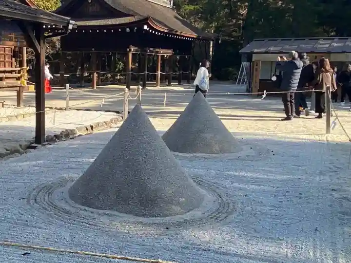 賀茂別雷神社(上賀茂神社)の{uncategorized: "未分類", other: "その他", undefined: "問題あり", building: "その他建物", grave: "お墓", sacred_gate: "鳥居", guardian: "狛犬", statue: "像", buddha: "仏像", history: "歴史", nature: "自然", garden: "庭園", animal: "動物", pagoda: "塔", temizu: "手水舎", mountain_gate: "山門・神門", sanctuary: "本殿・本堂", subordinate: "末社・摂社", art: "芸術", scenery: "景色", jizo: "地蔵", ema: "絵馬", goshuin: "御朱印", omikuji: "おみくじ", items: "授与品その他", amulet: "お守り", goshuincho: "御朱印帳", eats: "食事", festival: "お祭り", votive_dance: "神楽", shichigosan: "七五三参", wedding: "結婚式", experience: "体験その他", initially: "初詣", around: "周辺", anti_infection: "感染症対策"}