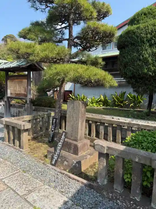 上行寺の{uncategorized: "未分類", other: "その他", undefined: "問題あり", building: "その他建物", grave: "お墓", sacred_gate: "鳥居", guardian: "狛犬", statue: "像", buddha: "仏像", history: "歴史", nature: "自然", garden: "庭園", animal: "動物", pagoda: "塔", temizu: "手水舎", mountain_gate: "山門・神門", sanctuary: "本殿・本堂", subordinate: "末社・摂社", art: "芸術", scenery: "景色", jizo: "地蔵", ema: "絵馬", goshuin: "御朱印", omikuji: "おみくじ", items: "授与品その他", amulet: "お守り", goshuincho: "御朱印帳", eats: "食事", festival: "お祭り", votive_dance: "神楽", shichigosan: "七五三参", wedding: "結婚式", experience: "体験その他", initially: "初詣", around: "周辺", anti_infection: "感染症対策"}