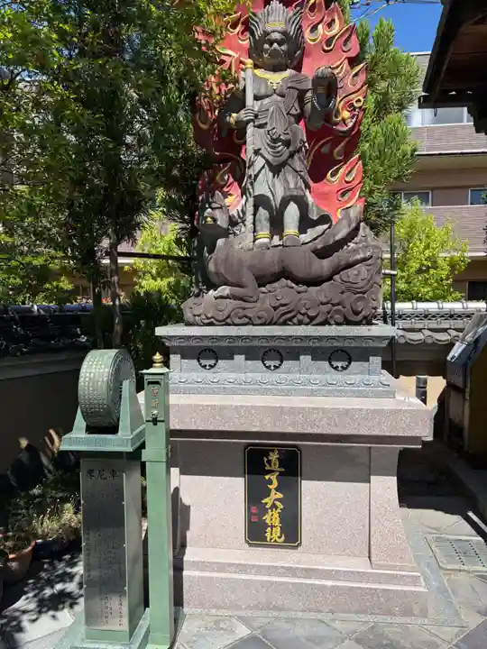 東光院の像
