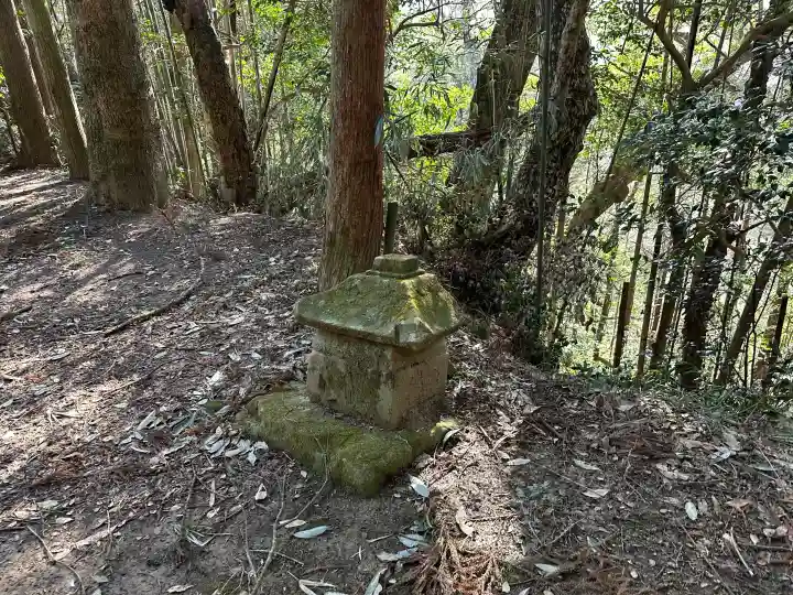 宿努神社の{uncategorized: "未分類", other: "その他", undefined: "問題あり", building: "その他建物", grave: "お墓", sacred_gate: "鳥居", guardian: "狛犬", statue: "像", buddha: "仏像", history: "歴史", nature: "自然", garden: "庭園", animal: "動物", pagoda: "塔", temizu: "手水舎", mountain_gate: "山門・神門", sanctuary: "本殿・本堂", subordinate: "末社・摂社", art: "芸術", scenery: "景色", jizo: "地蔵", ema: "絵馬", goshuin: "御朱印", omikuji: "おみくじ", items: "授与品その他", amulet: "お守り", goshuincho: "御朱印帳", eats: "食事", festival: "お祭り", votive_dance: "神楽", shichigosan: "七五三参", wedding: "結婚式", experience: "体験その他", initially: "初詣", around: "周辺", anti_infection: "感染症対策"}