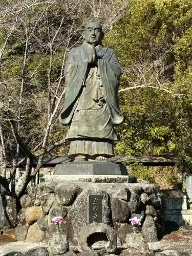 本立寺の{uncategorized: "未分類", other: "その他", undefined: "問題あり", building: "その他建物", grave: "お墓", sacred_gate: "鳥居", guardian: "狛犬", statue: "像", buddha: "仏像", history: "歴史", nature: "自然", garden: "庭園", animal: "動物", pagoda: "塔", temizu: "手水舎", mountain_gate: "山門・神門", sanctuary: "本殿・本堂", subordinate: "末社・摂社", art: "芸術", scenery: "景色", jizo: "地蔵", ema: "絵馬", goshuin: "御朱印", omikuji: "おみくじ", items: "授与品その他", amulet: "お守り", goshuincho: "御朱印帳", eats: "食事", festival: "お祭り", votive_dance: "神楽", shichigosan: "七五三参", wedding: "結婚式", experience: "体験その他", initially: "初詣", around: "周辺", anti_infection: "感染症対策"}