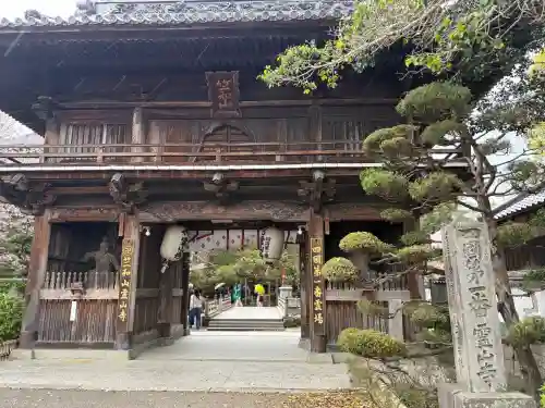 霊山寺の{uncategorized: "未分類", other: "その他", undefined: "問題あり", building: "その他建物", grave: "お墓", sacred_gate: "鳥居", guardian: "狛犬", statue: "像", buddha: "仏像", history: "歴史", nature: "自然", garden: "庭園", animal: "動物", pagoda: "塔", temizu: "手水舎", mountain_gate: "山門・神門", sanctuary: "本殿・本堂", subordinate: "末社・摂社", art: "芸術", scenery: "景色", jizo: "地蔵", ema: "絵馬", goshuin: "御朱印", omikuji: "おみくじ", items: "授与品その他", amulet: "お守り", goshuincho: "御朱印帳", eats: "食事", festival: "お祭り", votive_dance: "神楽", shichigosan: "七五三参", wedding: "結婚式", experience: "体験その他", initially: "初詣", around: "周辺", anti_infection: "感染症対策"}