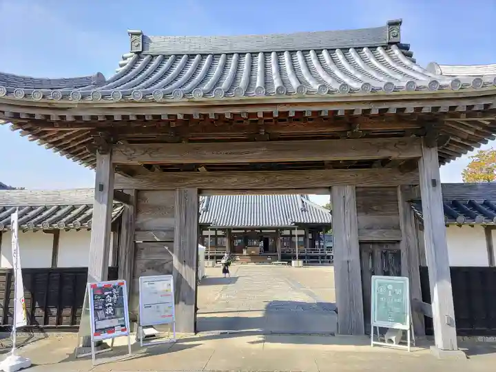 雲龍山 本證寺の山門・神門