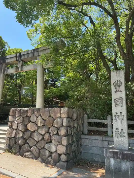 豊國神社の{uncategorized: "未分類", other: "その他", undefined: "問題あり", building: "その他建物", grave: "お墓", sacred_gate: "鳥居", guardian: "狛犬", statue: "像", buddha: "仏像", history: "歴史", nature: "自然", garden: "庭園", animal: "動物", pagoda: "塔", temizu: "手水舎", mountain_gate: "山門・神門", sanctuary: "本殿・本堂", subordinate: "末社・摂社", art: "芸術", scenery: "景色", jizo: "地蔵", ema: "絵馬", goshuin: "御朱印", omikuji: "おみくじ", items: "授与品その他", amulet: "お守り", goshuincho: "御朱印帳", eats: "食事", festival: "お祭り", votive_dance: "神楽", shichigosan: "七五三参", wedding: "結婚式", experience: "体験その他", initially: "初詣", around: "周辺", anti_infection: "感染症対策"}