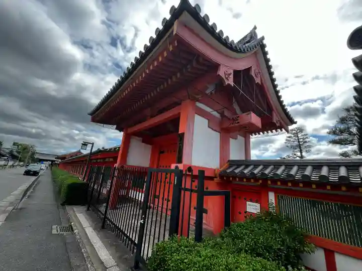 蓮華王院(三十三間堂)の{uncategorized: "未分類", other: "その他", undefined: "問題あり", building: "その他建物", grave: "お墓", sacred_gate: "鳥居", guardian: "狛犬", statue: "像", buddha: "仏像", history: "歴史", nature: "自然", garden: "庭園", animal: "動物", pagoda: "塔", temizu: "手水舎", mountain_gate: "山門・神門", sanctuary: "本殿・本堂", subordinate: "末社・摂社", art: "芸術", scenery: "景色", jizo: "地蔵", ema: "絵馬", goshuin: "御朱印", omikuji: "おみくじ", items: "授与品その他", amulet: "お守り", goshuincho: "御朱印帳", eats: "食事", festival: "お祭り", votive_dance: "神楽", shichigosan: "七五三参", wedding: "結婚式", experience: "体験その他", initially: "初詣", around: "周辺", anti_infection: "感染症対策"}