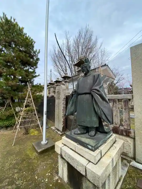 有礒正八幡宮の像