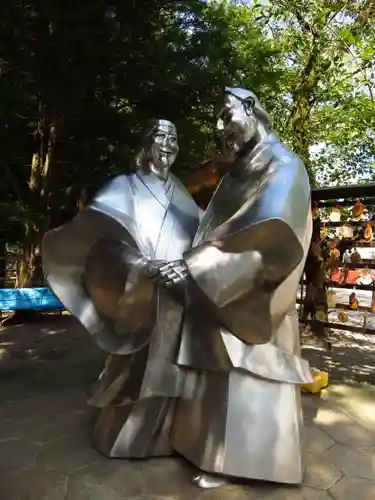 穂高神社本宮の像