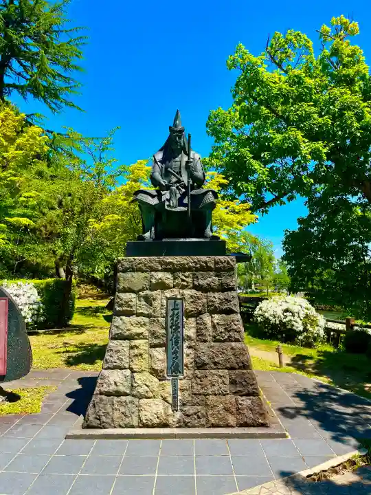 上杉神社の{uncategorized: "未分類", other: "その他", undefined: "問題あり", building: "その他建物", grave: "お墓", sacred_gate: "鳥居", guardian: "狛犬", statue: "像", buddha: "仏像", history: "歴史", nature: "自然", garden: "庭園", animal: "動物", pagoda: "塔", temizu: "手水舎", mountain_gate: "山門・神門", sanctuary: "本殿・本堂", subordinate: "末社・摂社", art: "芸術", scenery: "景色", jizo: "地蔵", ema: "絵馬", goshuin: "御朱印", omikuji: "おみくじ", items: "授与品その他", amulet: "お守り", goshuincho: "御朱印帳", eats: "食事", festival: "お祭り", votive_dance: "神楽", shichigosan: "七五三参", wedding: "結婚式", experience: "体験その他", initially: "初詣", around: "周辺", anti_infection: "感染症対策"}