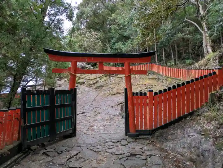 神倉神社(熊野速玉大社摂社)の{uncategorized: "未分類", other: "その他", undefined: "問題あり", building: "その他建物", grave: "お墓", sacred_gate: "鳥居", guardian: "狛犬", statue: "像", buddha: "仏像", history: "歴史", nature: "自然", garden: "庭園", animal: "動物", pagoda: "塔", temizu: "手水舎", mountain_gate: "山門・神門", sanctuary: "本殿・本堂", subordinate: "末社・摂社", art: "芸術", scenery: "景色", jizo: "地蔵", ema: "絵馬", goshuin: "御朱印", omikuji: "おみくじ", items: "授与品その他", amulet: "お守り", goshuincho: "御朱印帳", eats: "食事", festival: "お祭り", votive_dance: "神楽", shichigosan: "七五三参", wedding: "結婚式", experience: "体験その他", initially: "初詣", around: "周辺", anti_infection: "感染症対策"}