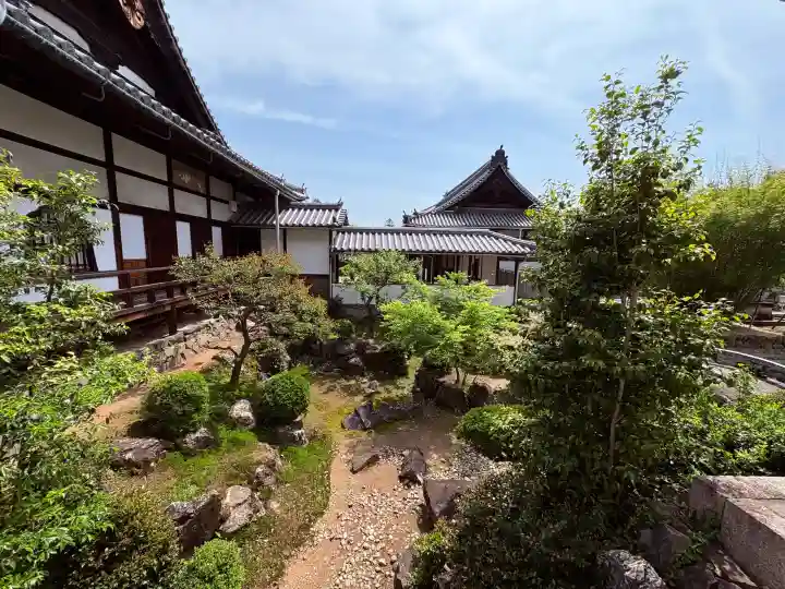 興聖寺(興聖寶林禅寺)の{uncategorized: "未分類", other: "その他", undefined: "問題あり", building: "その他建物", grave: "お墓", sacred_gate: "鳥居", guardian: "狛犬", statue: "像", buddha: "仏像", history: "歴史", nature: "自然", garden: "庭園", animal: "動物", pagoda: "塔", temizu: "手水舎", mountain_gate: "山門・神門", sanctuary: "本殿・本堂", subordinate: "末社・摂社", art: "芸術", scenery: "景色", jizo: "地蔵", ema: "絵馬", goshuin: "御朱印", omikuji: "おみくじ", items: "授与品その他", amulet: "お守り", goshuincho: "御朱印帳", eats: "食事", festival: "お祭り", votive_dance: "神楽", shichigosan: "七五三参", wedding: "結婚式", experience: "体験その他", initially: "初詣", around: "周辺", anti_infection: "感染症対策"}