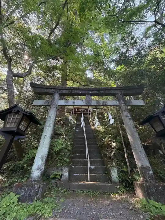 秩父御嶽神社の{uncategorized: "未分類", other: "その他", undefined: "問題あり", building: "その他建物", grave: "お墓", sacred_gate: "鳥居", guardian: "狛犬", statue: "像", buddha: "仏像", history: "歴史", nature: "自然", garden: "庭園", animal: "動物", pagoda: "塔", temizu: "手水舎", mountain_gate: "山門・神門", sanctuary: "本殿・本堂", subordinate: "末社・摂社", art: "芸術", scenery: "景色", jizo: "地蔵", ema: "絵馬", goshuin: "御朱印", omikuji: "おみくじ", items: "授与品その他", amulet: "お守り", goshuincho: "御朱印帳", eats: "食事", festival: "お祭り", votive_dance: "神楽", shichigosan: "七五三参", wedding: "結婚式", experience: "体験その他", initially: "初詣", around: "周辺", anti_infection: "感染症対策"}