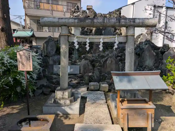 千住神社の{uncategorized: "未分類", other: "その他", undefined: "問題あり", building: "その他建物", grave: "お墓", sacred_gate: "鳥居", guardian: "狛犬", statue: "像", buddha: "仏像", history: "歴史", nature: "自然", garden: "庭園", animal: "動物", pagoda: "塔", temizu: "手水舎", mountain_gate: "山門・神門", sanctuary: "本殿・本堂", subordinate: "末社・摂社", art: "芸術", scenery: "景色", jizo: "地蔵", ema: "絵馬", goshuin: "御朱印", omikuji: "おみくじ", items: "授与品その他", amulet: "お守り", goshuincho: "御朱印帳", eats: "食事", festival: "お祭り", votive_dance: "神楽", shichigosan: "七五三参", wedding: "結婚式", experience: "体験その他", initially: "初詣", around: "周辺", anti_infection: "感染症対策"}
