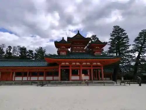 平安神宮の{uncategorized: "未分類", other: "その他", undefined: "問題あり", building: "その他建物", grave: "お墓", sacred_gate: "鳥居", guardian: "狛犬", statue: "像", buddha: "仏像", history: "歴史", nature: "自然", garden: "庭園", animal: "動物", pagoda: "塔", temizu: "手水舎", mountain_gate: "山門・神門", sanctuary: "本殿・本堂", subordinate: "末社・摂社", art: "芸術", scenery: "景色", jizo: "地蔵", ema: "絵馬", goshuin: "御朱印", omikuji: "おみくじ", items: "授与品その他", amulet: "お守り", goshuincho: "御朱印帳", eats: "食事", festival: "お祭り", votive_dance: "神楽", shichigosan: "七五三参", wedding: "結婚式", experience: "体験その他", initially: "初詣", around: "周辺", anti_infection: "感染症対策"}